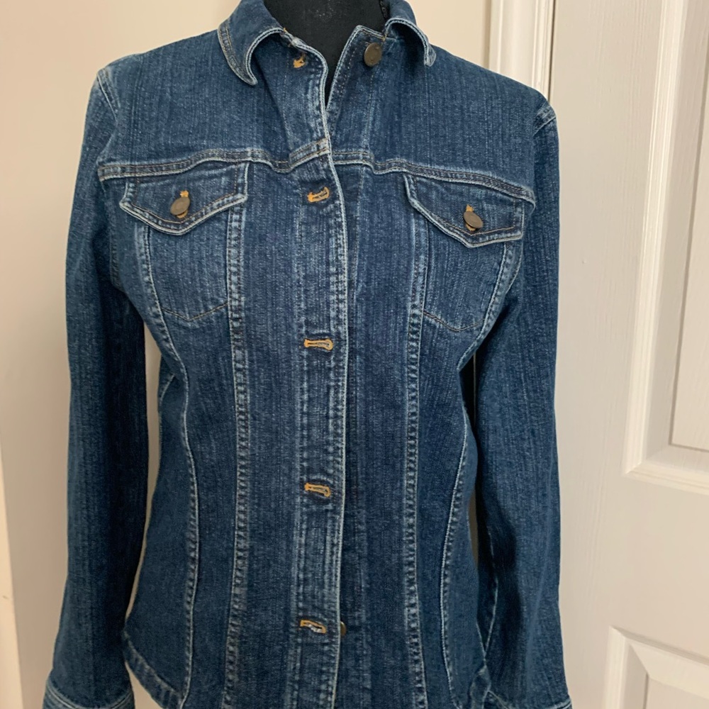 Jones fitted jean shirt/jacket. Slender fit jean shirt.